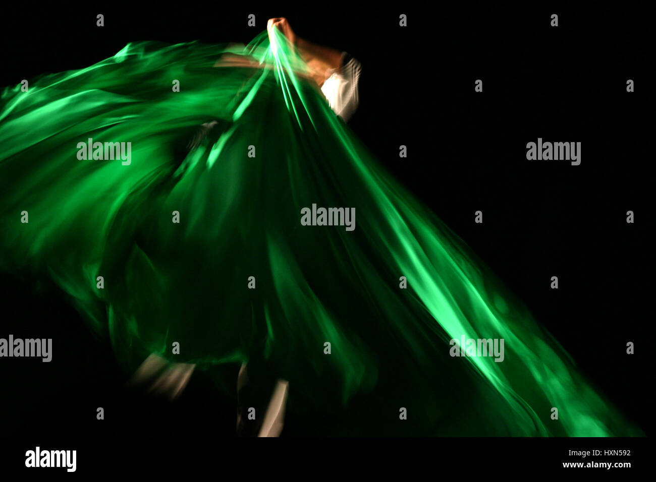 Grande verde tessuto in movimento durante una performance Foto Stock