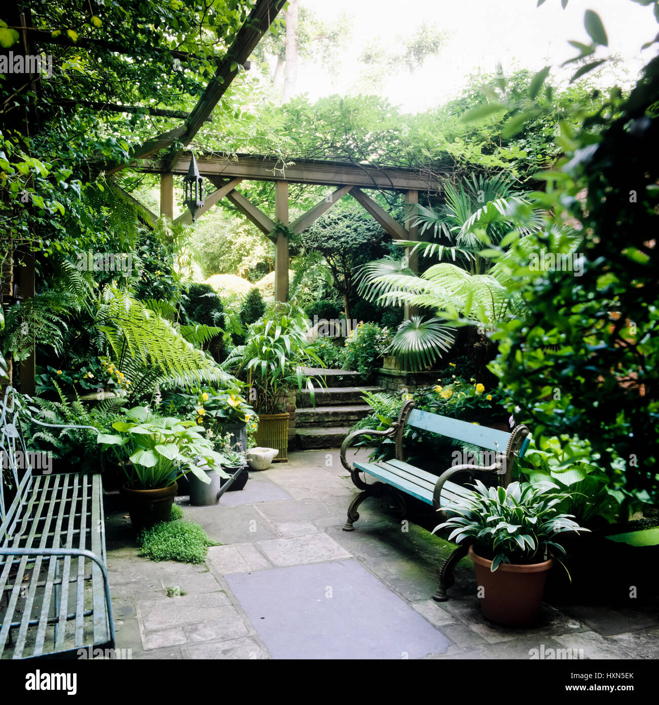 Panchine sul patio. Foto Stock