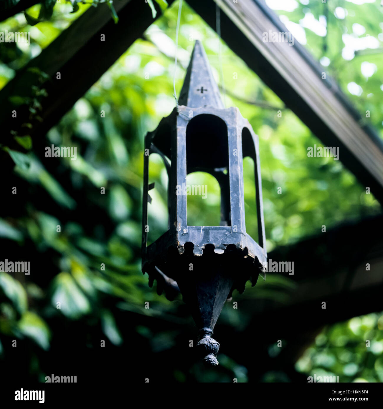Lanterna di metallo in giardino. Foto Stock