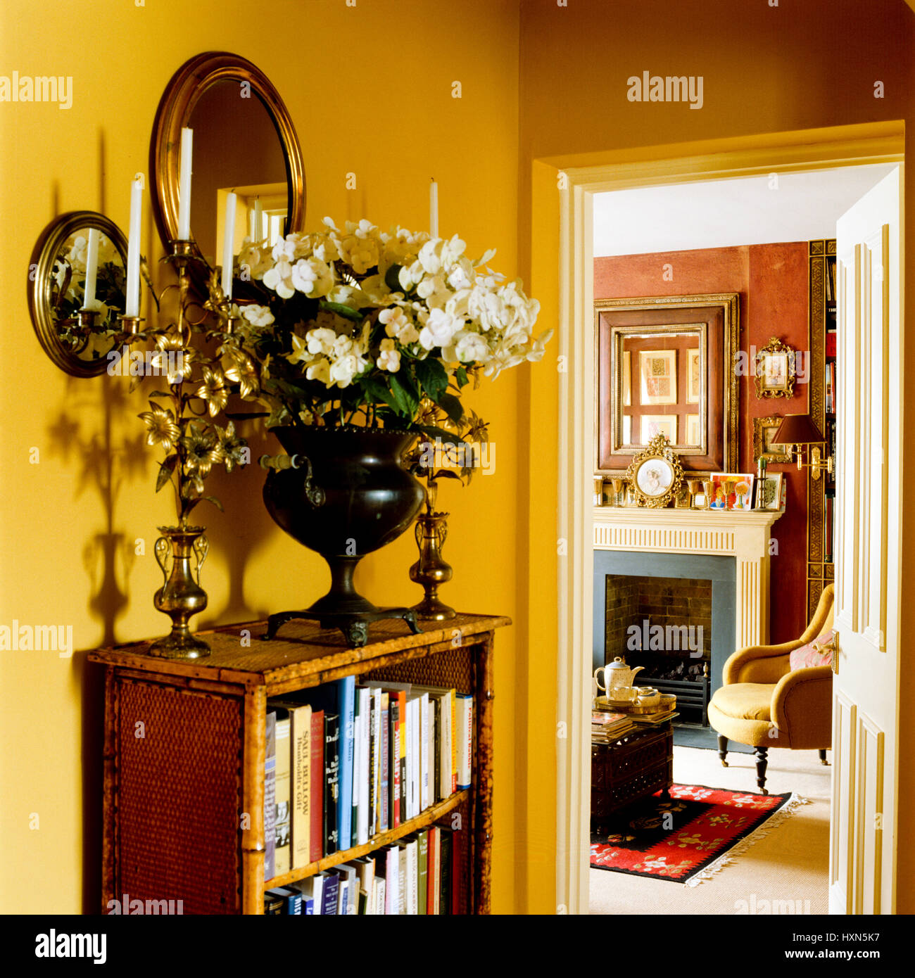 Scaffale con fiori da porta aperta. Foto Stock