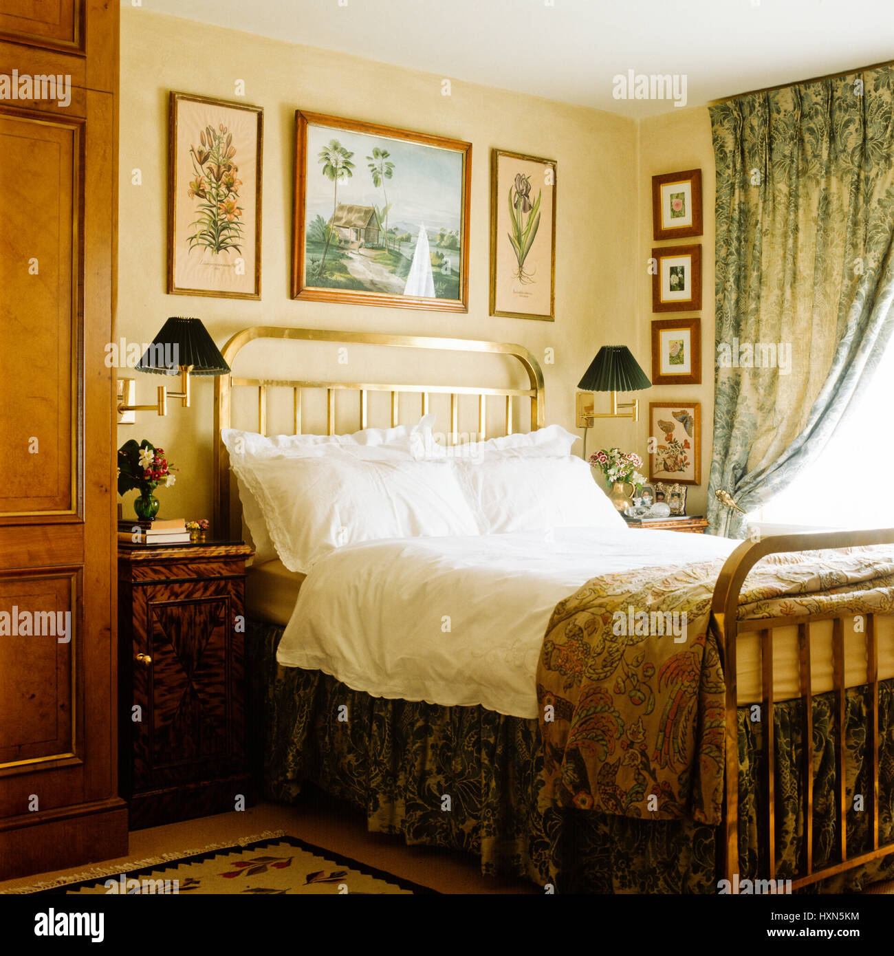 Camera da letto con motivi floreali. Foto Stock