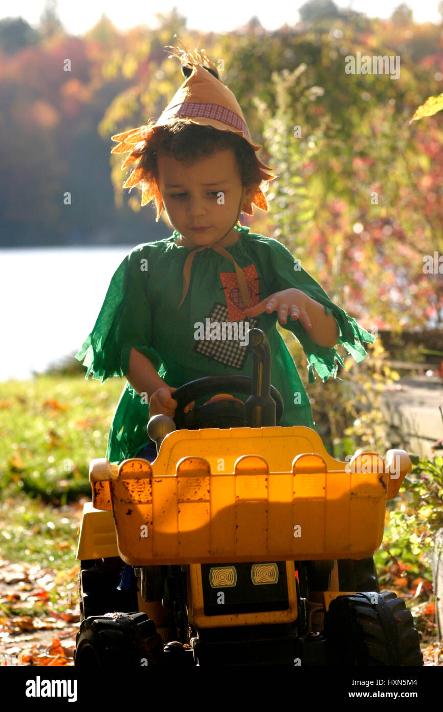 Bambino vestito in costume di spaventapasseri con gioco carrello in  cantiere in autunno giorno Foto stock - Alamy