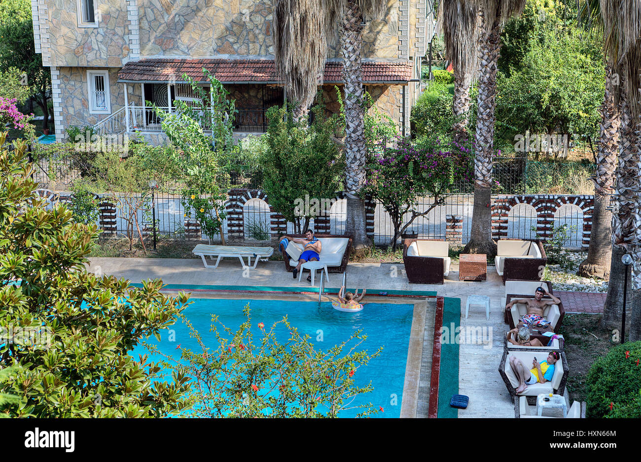 Camyuva, Kemer, Antalya, Turchia - 29 August, 2014: Gli ospiti di un piccolo hotel e rilassarsi all'aria aperta, vicino a una piscina. Foto Stock