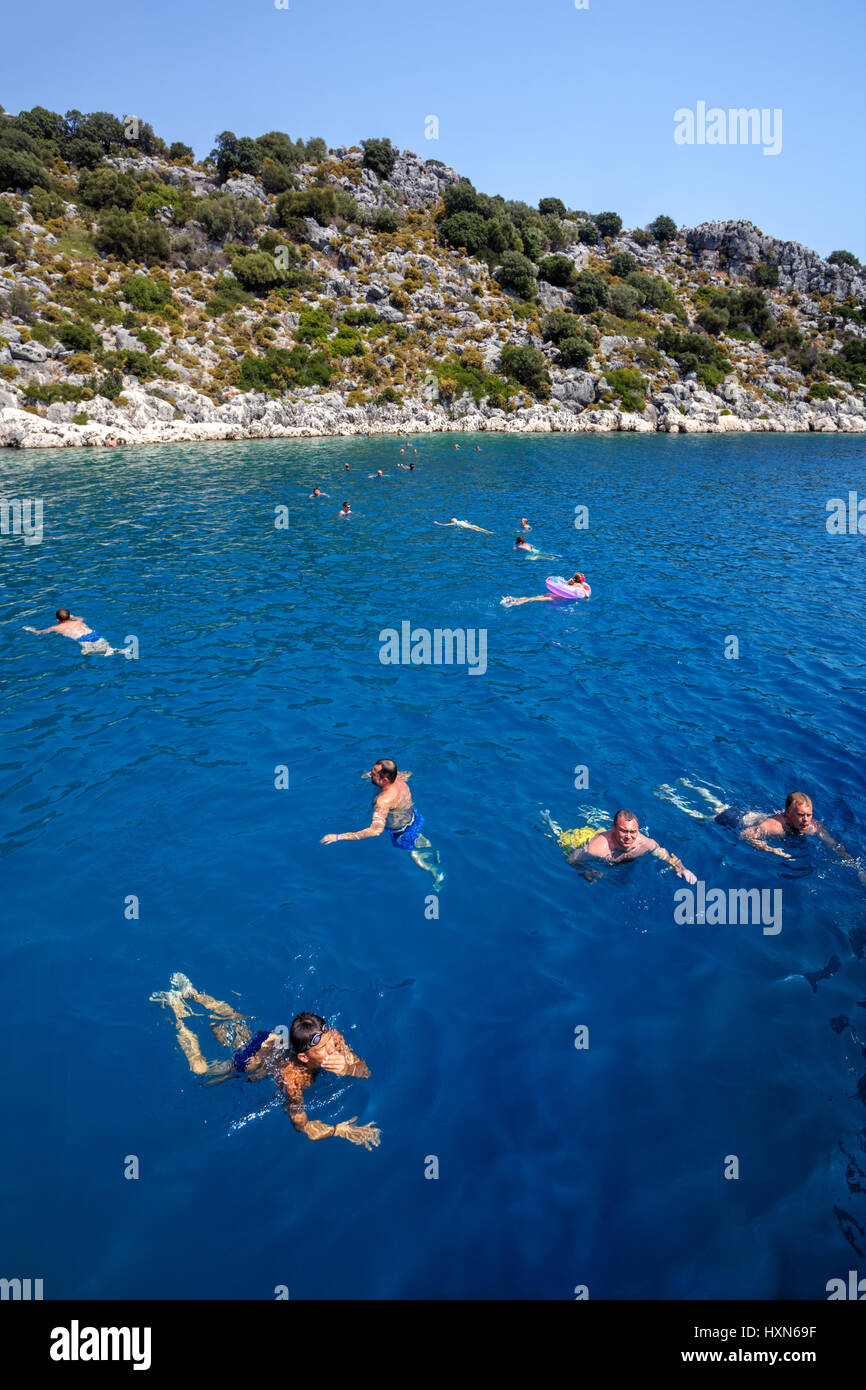 Antalya, Turchia - 28 August, 2014: Yacht passeggeri crogiolarsi nelle acque del Mediterraneo durante il mare passeggiate turistiche. Foto Stock