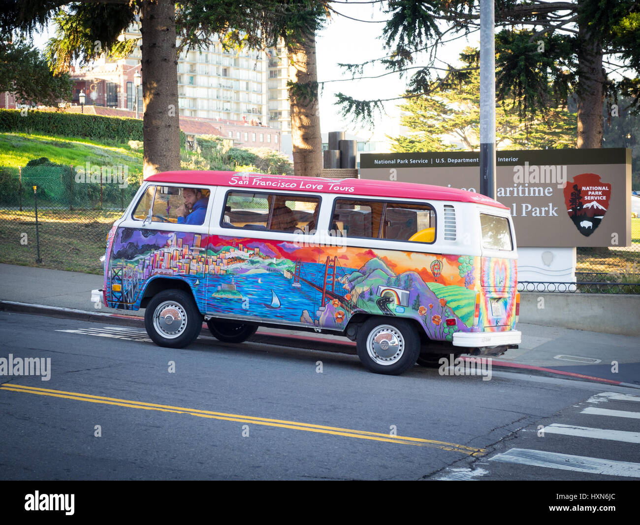 Una San Francisco amore Tours Volkswagen bus (1972 bus VW, dipinta da Madison Tomsic, denominata 'pace, amore, libertà & avventura). Foto Stock