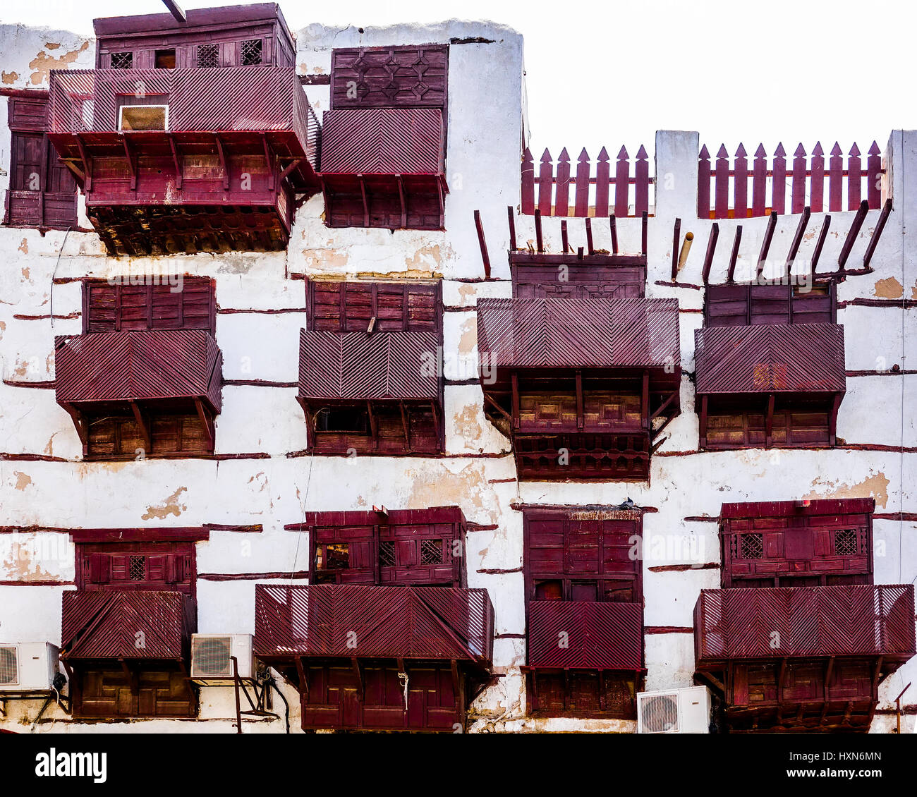 Vecchio Arabian finestre in legno sull'edificio storico di Al-balad, Jeddah Foto Stock