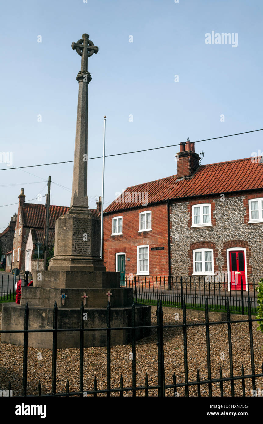 Memoriale di guerra e cottages, Little Walsingham village, Norfolk, Inghilterra, Regno Unito Foto Stock