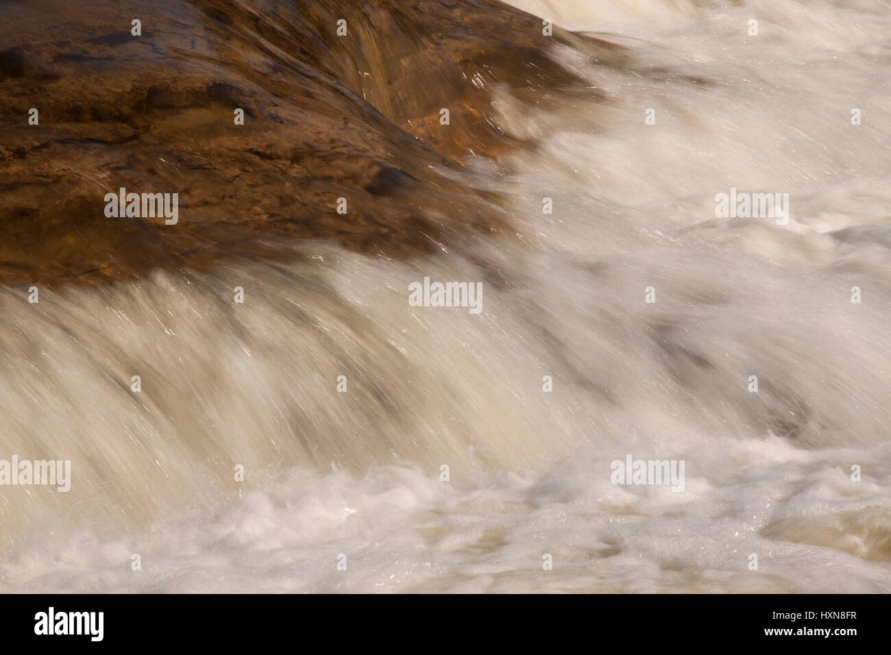 Parco Kletzsch cascata durante il tardo inverno disgelo Foto Stock