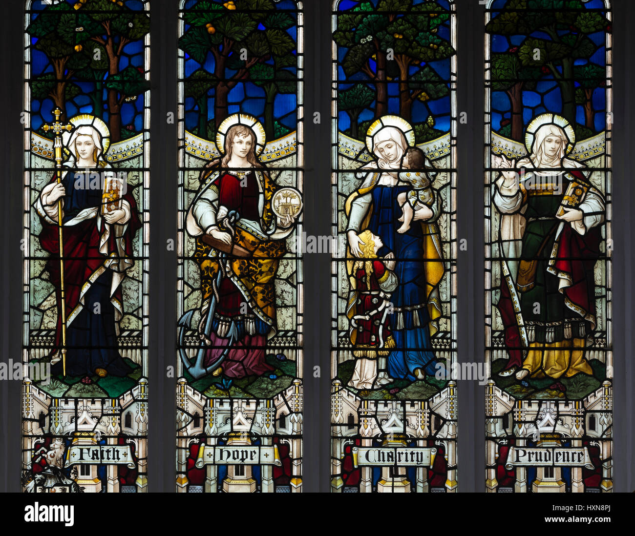 La fede, la speranza della carità e prudenza in vetro colorato, San Pietro e la chiesa di St Paul, Wisbech, Cambridgeshire, England, Regno Unito Foto Stock