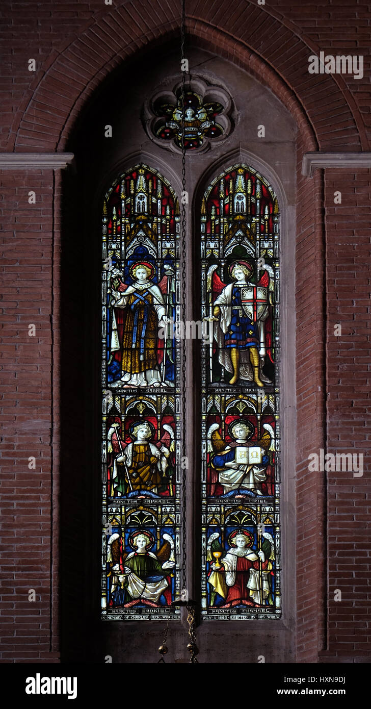 Arcangeli sul vetro macchiato di tutti i santi della Chiesa Anglicana, Roma, Italia Foto Stock