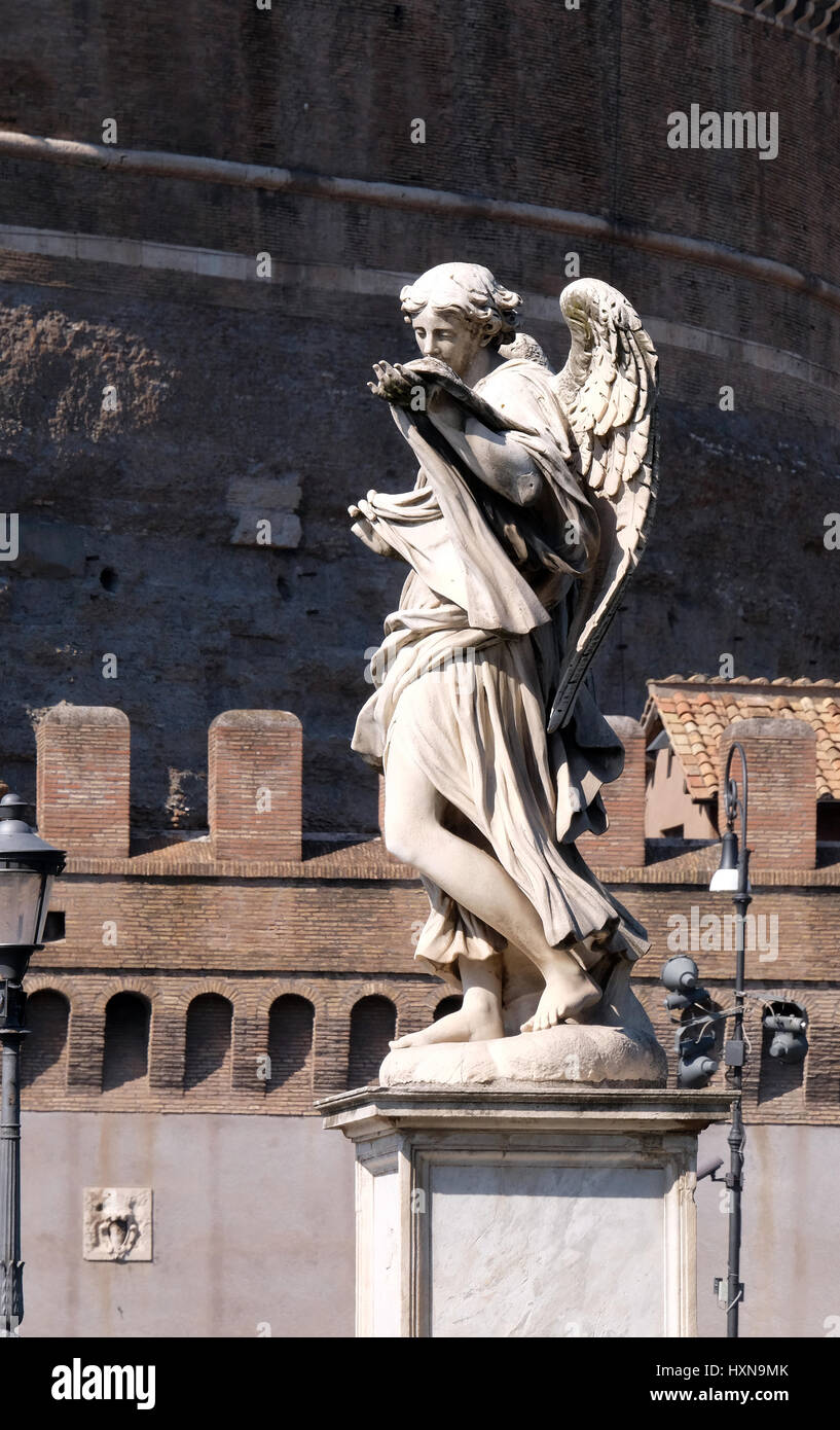 Statua di angelo con il Sudarium (il velo della Veronica) da Cosimo Fancelli, Ponte Sant'Angelo a Roma, Italia Foto Stock