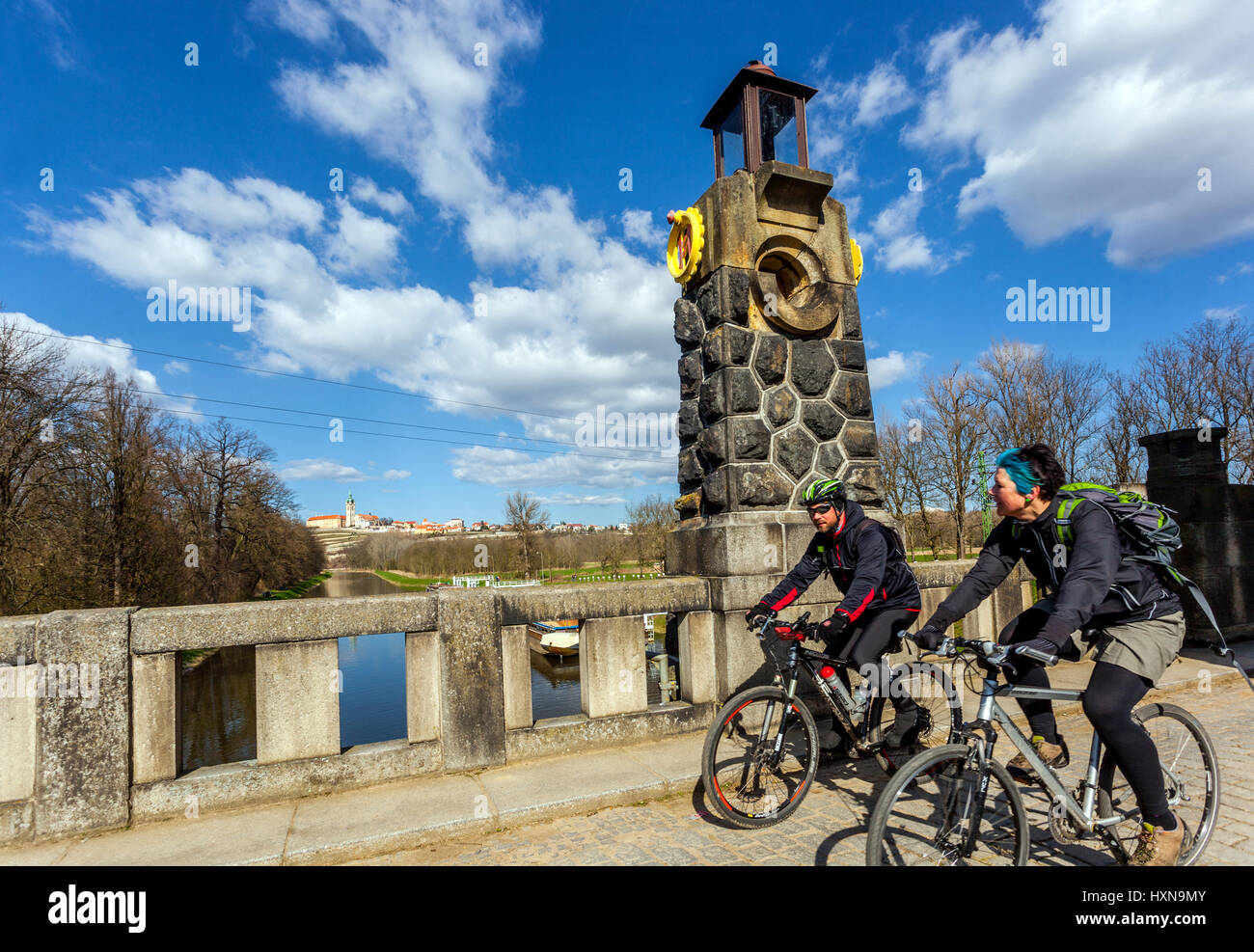 Persone, matura un giro in bici, Bikers passando Horin serratura, sullo sfondo il Castello di Melnik Repubblica Ceca Ciclismo Europa Foto Stock