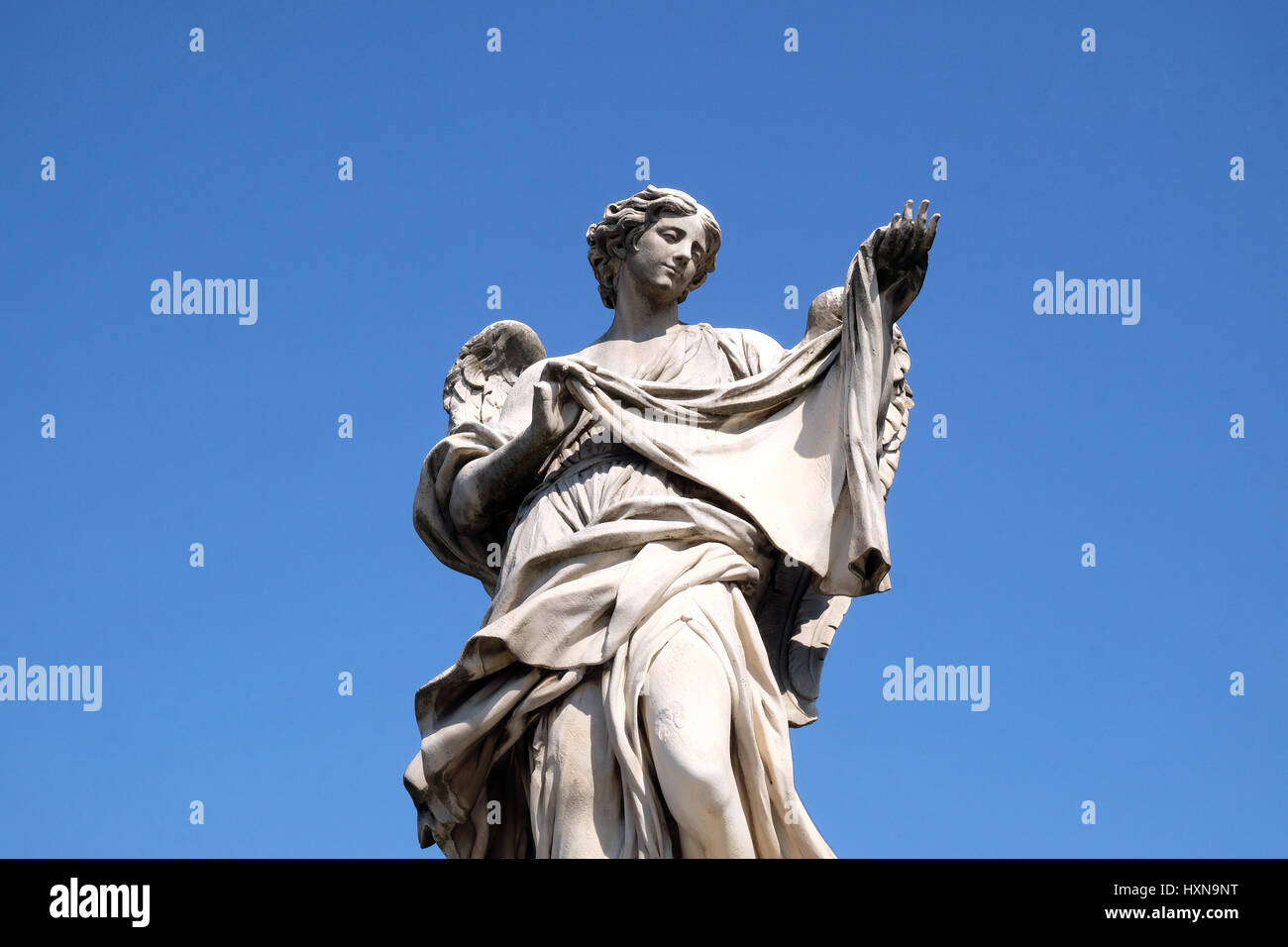 Statua di angelo con il Sudarium (il velo della Veronica) da Cosimo Fancelli, Ponte Sant'Angelo a Roma, Italia Foto Stock