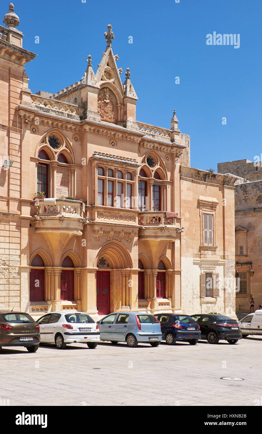 MDINA, Malta - 29 luglio 2015: la facciata, in stile barocco, dell'austero Palazzo del Vescovo sulla Piazza San nottolino di Mdina. Malta Foto Stock