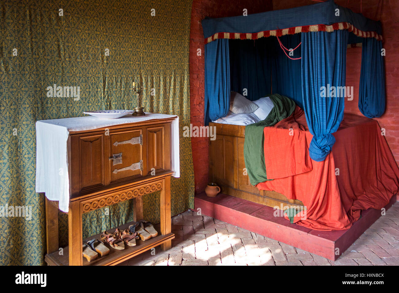 Colorate drappeggiate medievale letto / letto dal Medioevo con tende Foto Stock