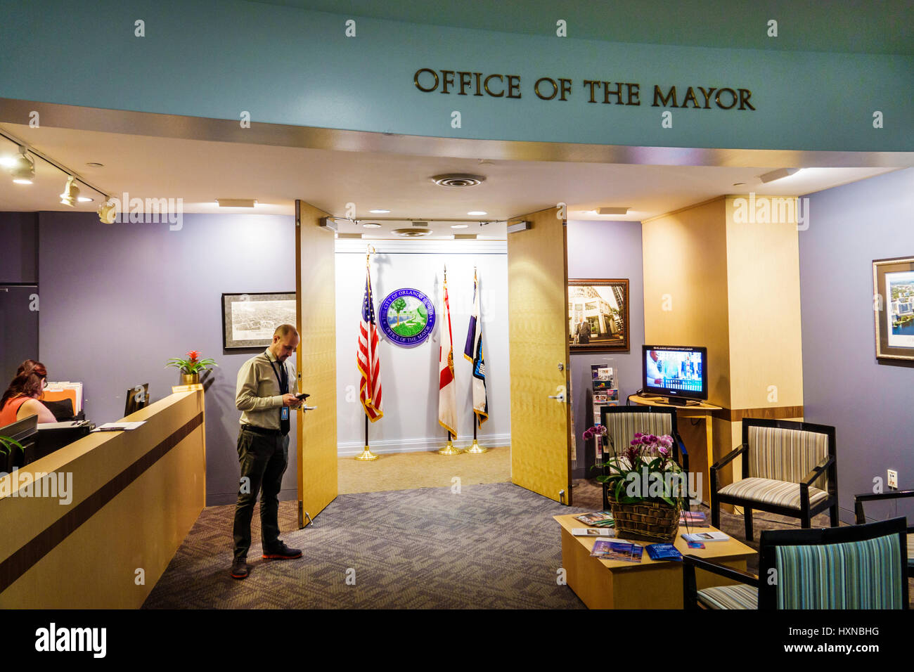 Orlando Florida,Municipio,governo locale,centro civico,centro,interno,Ufficio del Sindaco,receptionist,scrivania,donna donne,uomo uomini maschio,e Foto Stock