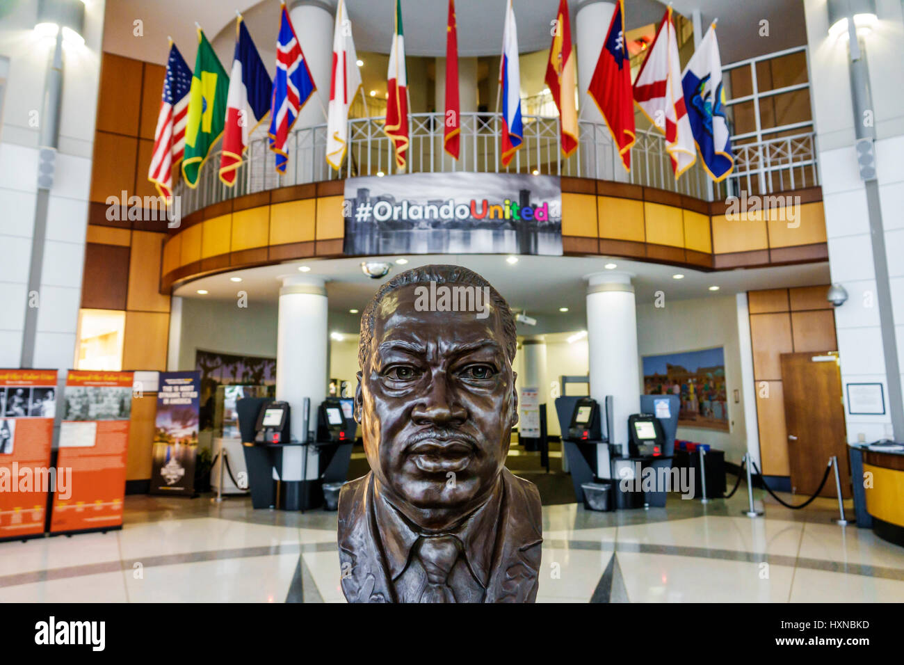 Orlando Florida,Municipio,governo locale,centro civico,centro,interno,rotunda,lobby,busto,scultura,Martin Luther King,MLK,bandiere,FL170222056 Foto Stock