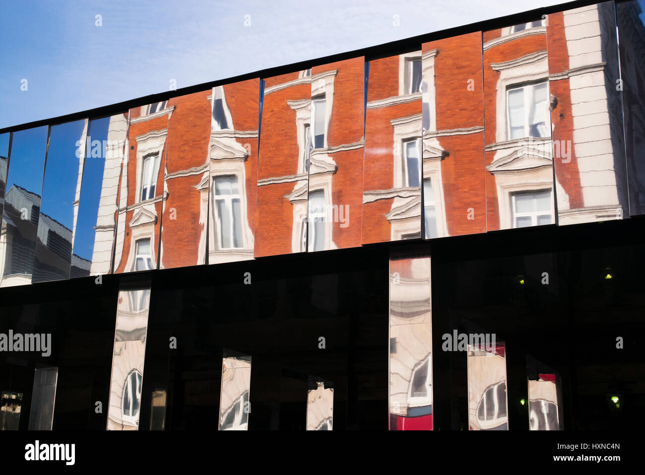 Riflettere Londra in Covent Garden. Gli specchi 67 avvolto intorno alla facciata est dell'edificio di mercato durante la sua trasformazione. Londra Foto Stock