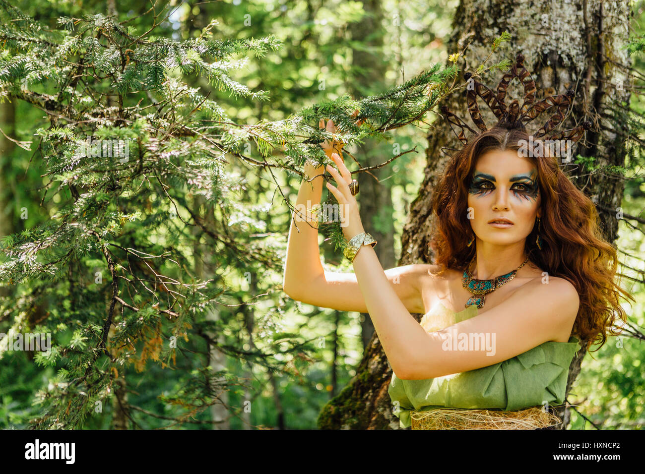 Ritratto di una fata principessa nella foresta di estate Foto Stock