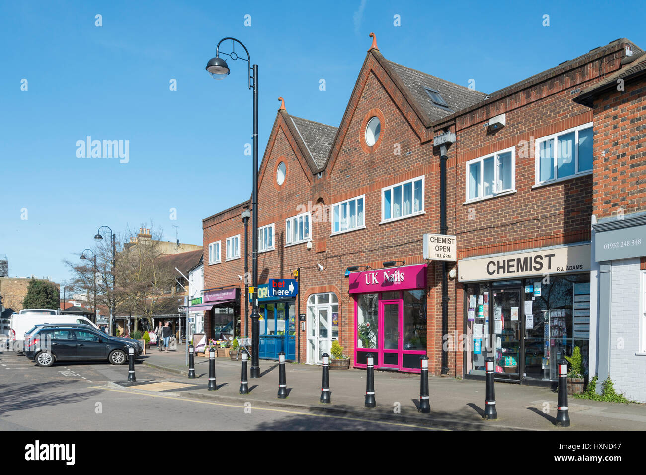 Sfilata di negozi, il verde, Hersham, Surrey, England, Regno Unito Foto Stock