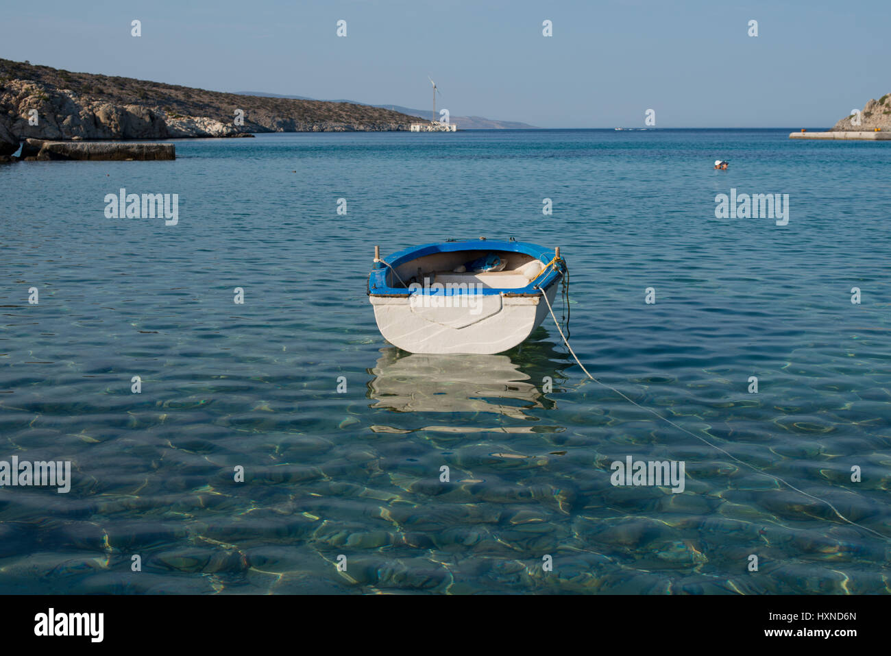 Weiß-blaues kleines Boot vor Agios Georgios gldenen im Nachmittagslicht, Iraklia Insel, kleine Kykladen, Griechenland Foto Stock