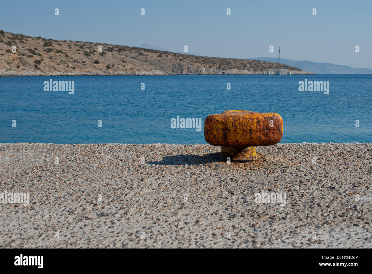 Poller rostiger am Hafen der Insel Iraklia, kleine Kykladen, Griechenland Foto Stock