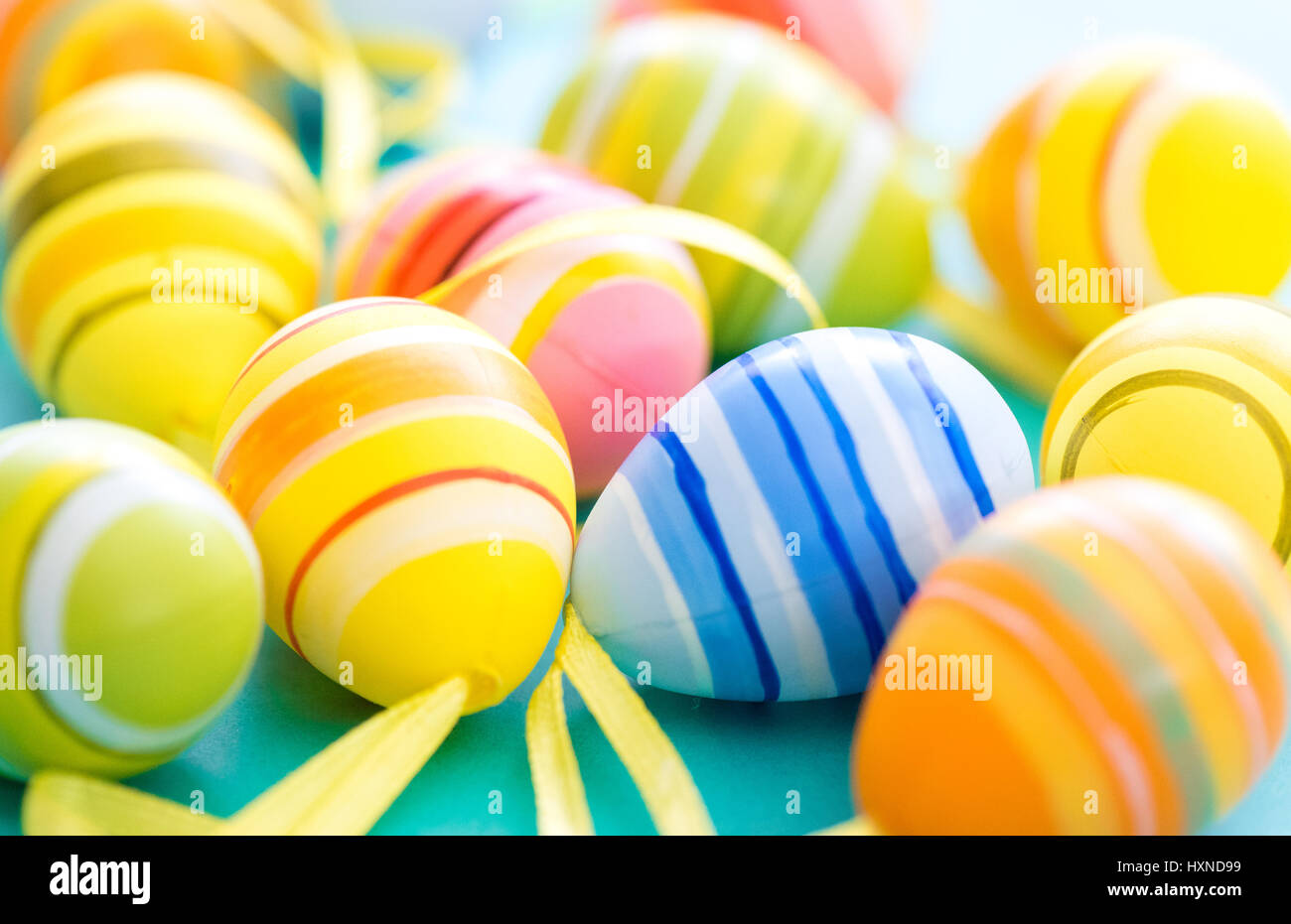 Multicolore di uova di pasqua in primo piano. Foto Stock