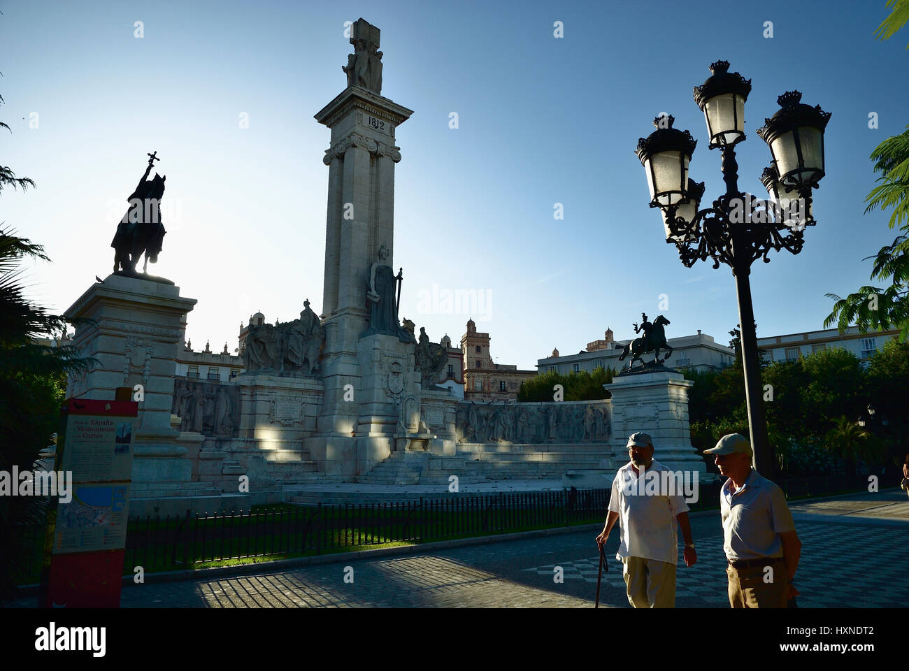 Plaza de España e il Monumento alla Costituzione del 1812. Cadice, Andalusia, Spagna, Europa Foto Stock