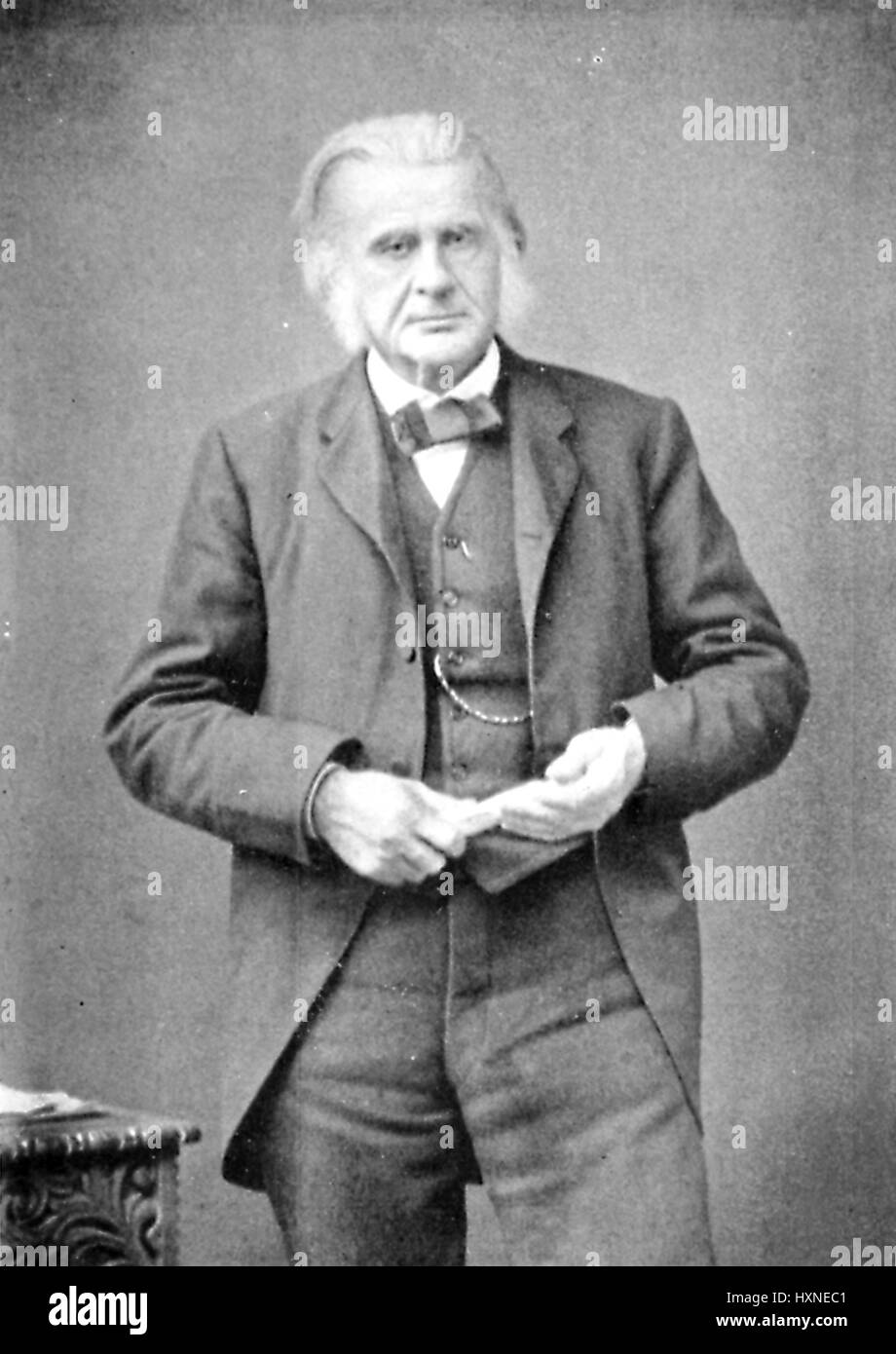 Ritratto di scienziato americano Thomas Henry Huxley, con un grave espressione facciale, stando in piedi in un contesto di laboratorio, Stati Uniti, 1903. Foto Stock