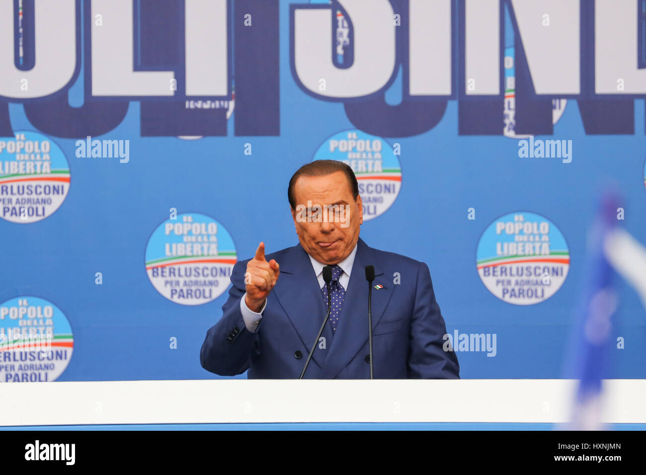 Silvio Berlusconi durante un raduno politico in Italia Foto Stock