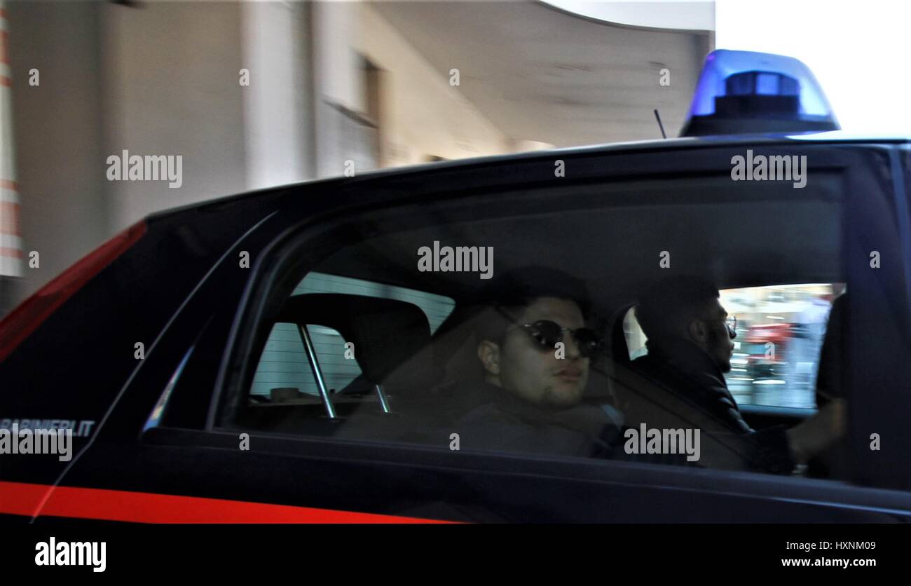 Casal di Principe, Italia. 29 Mar, 2017. In fin dalle prime ore della mattina di oggi, in provincia di Napoli, la Compagnia Carabinieri di Casal di Principe (CE) sono in esecuzione di un ordine di applicazione dell'ingiunzione emessa dal GIP Tribunale di Napoli Nord su richiesta del locale ufficio del procuratore contro 18 sospetti responsabili per varie ragioni, la "colpa per associazione', 'furto aggravato', 'furto aggravato in home ',' furto aggravato ',' riceve l' e 'estorsione '. Credito: Fabio Sasso/Pacific Press/Alamy Live News Foto Stock