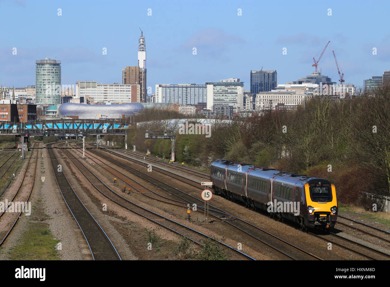 Treno passeggeri voce di servizio al di fuori del centro della città di Birmingham, West Midlands, England, Regno Unito e una vista del centro della città skyline. Foto Stock