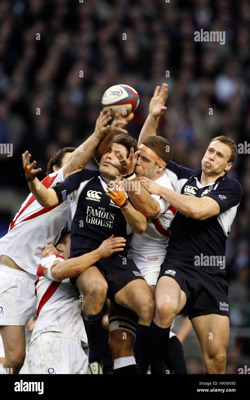 Lotta per la palla al LINE OUT INGHILTERRA RU V SCOZIA RU TWICKENHAM Londra Inghilterra 03 Febbraio 2007 Foto Stock