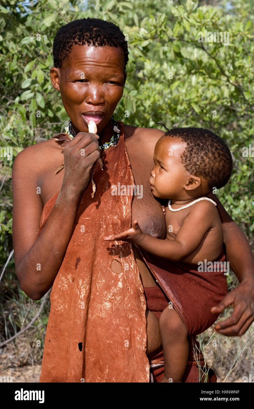 Donna boscimane con bambino. La Namibia, Buschmann Frau mit tipo. Namibia Foto Stock