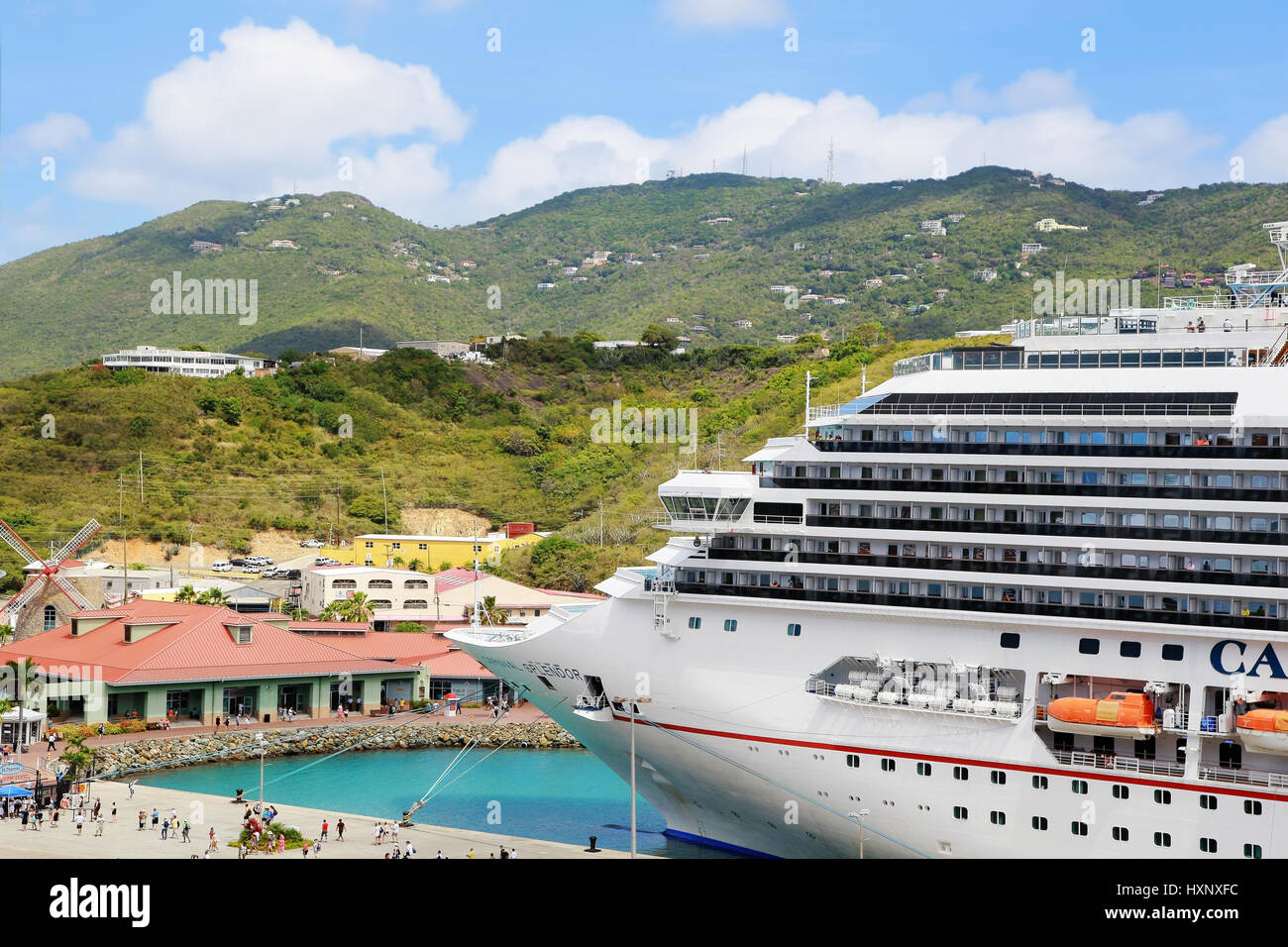 Nave da crociera Carnival Splendor, attraccata a san Tommaso, in una limpida giornata di sole. Foto Stock