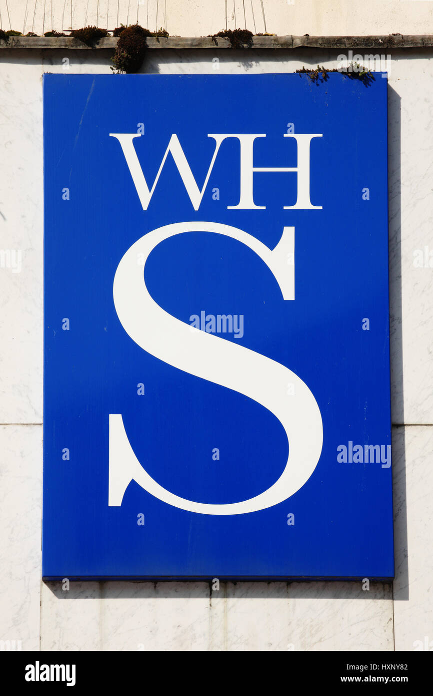 Cardiff, Galles, NEL REGNO UNITO , 14 settembre 2016 : W H Smiths logo pubblicità segno al di fuori del proprio store retail in Queen Street Foto Stock
