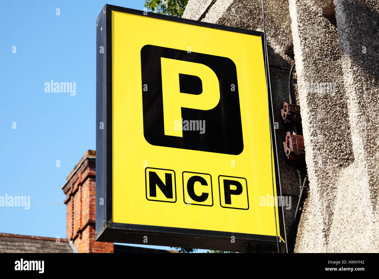 Cardiff, Regno Unito, 14 Settembre 2016 : logo NCP pubblicità segno al di fuori di uno di parcheggi in Westgate Street Foto Stock