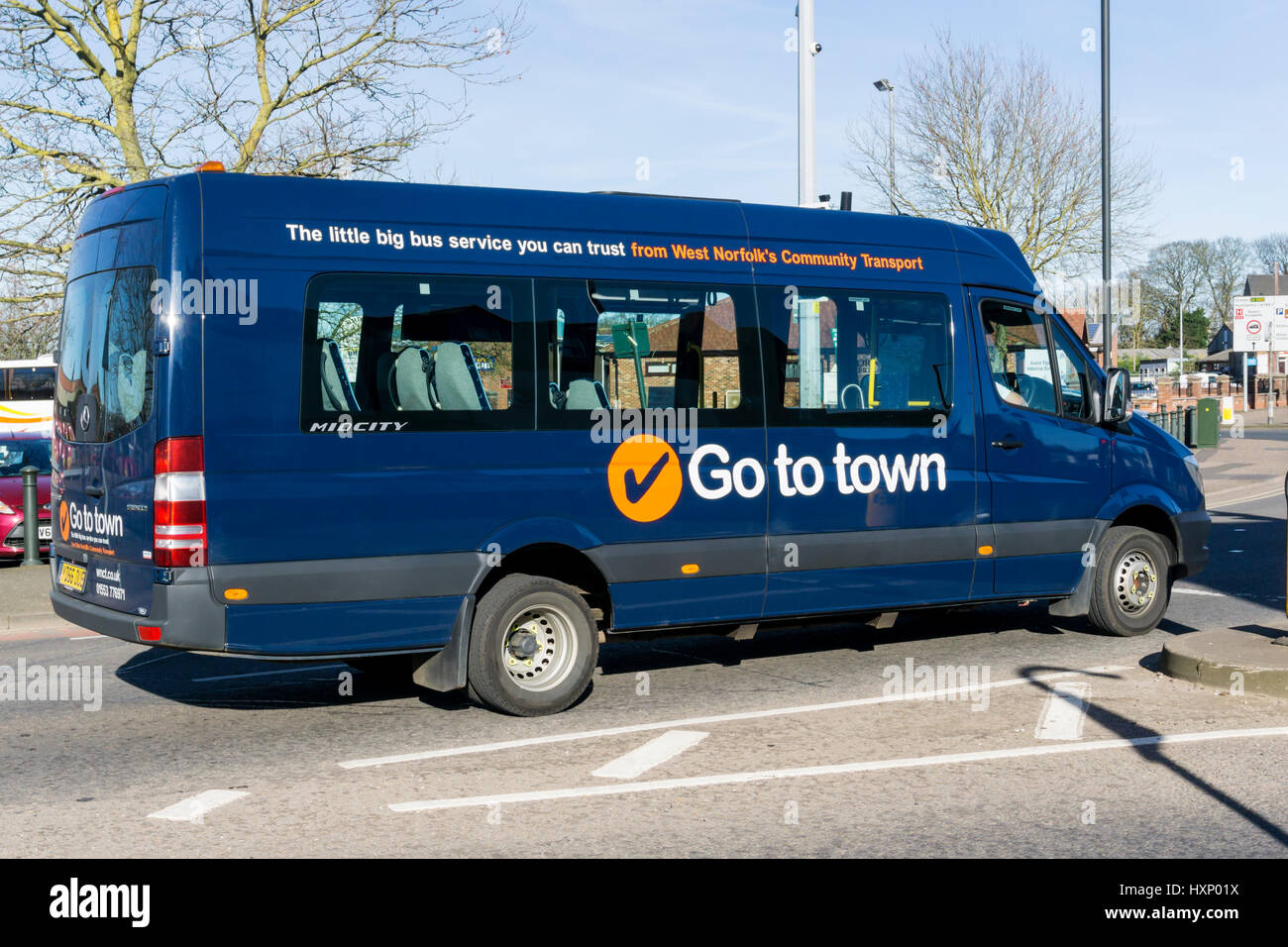 Un andare alla città un mini-bus gestito da West Norfolk trasporti comunitari. Foto Stock