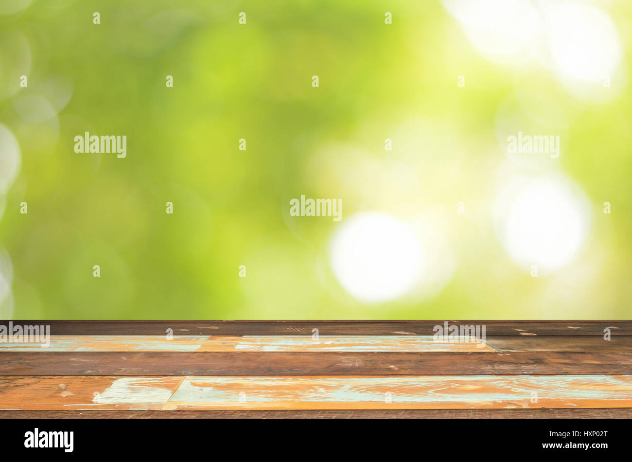 Svuotare tavolo in legno verde e bokeh sfondo astratto ,può essere utilizzato per visualizzare i vostri prodotti Foto Stock