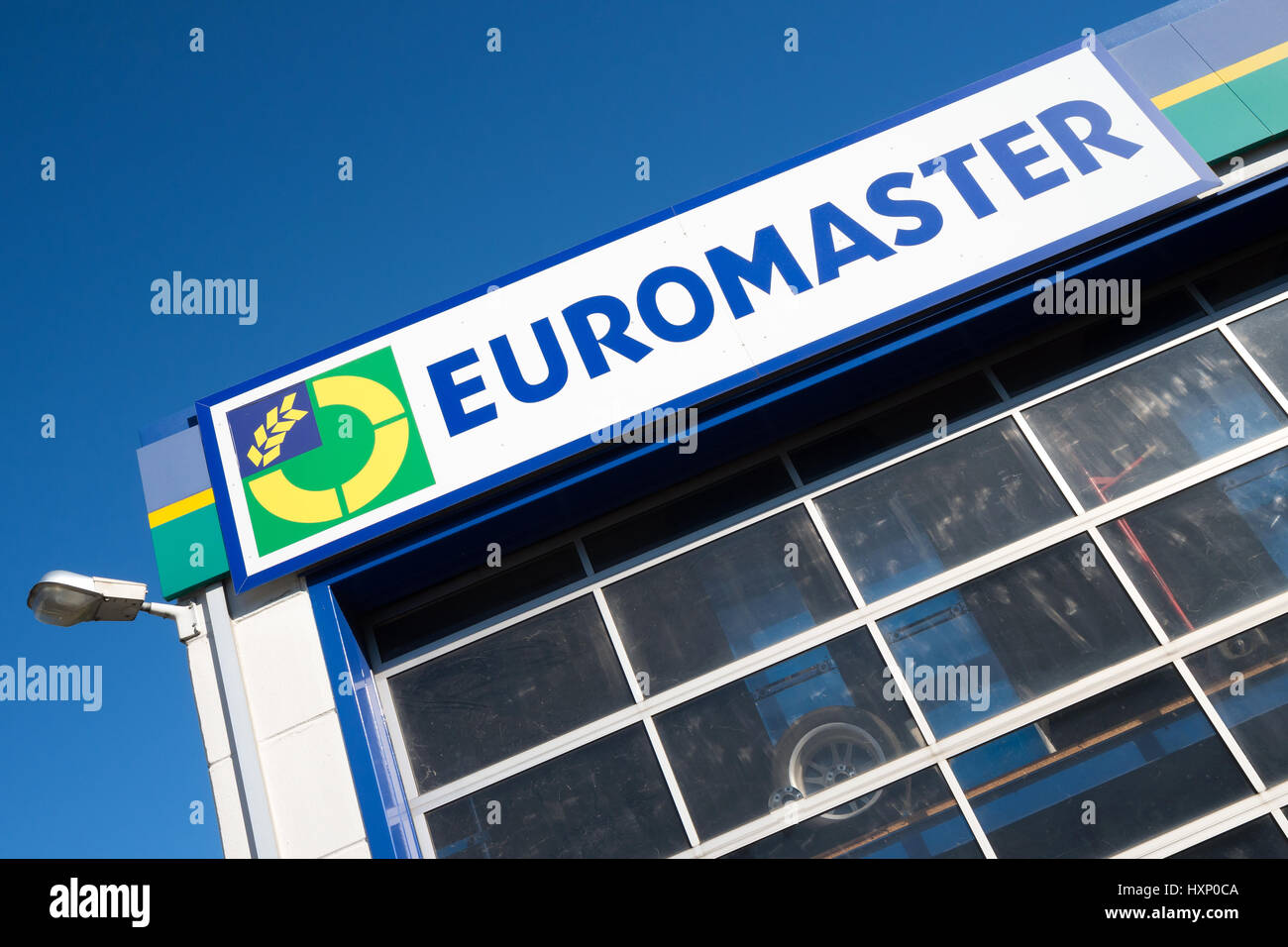 Euromaster segno in garage. Euromaster offre servizi di pneumatici e la manutenzione del veicolo in tutta Europa ed è una consociata del produttore di pneumatici Michelin. Foto Stock