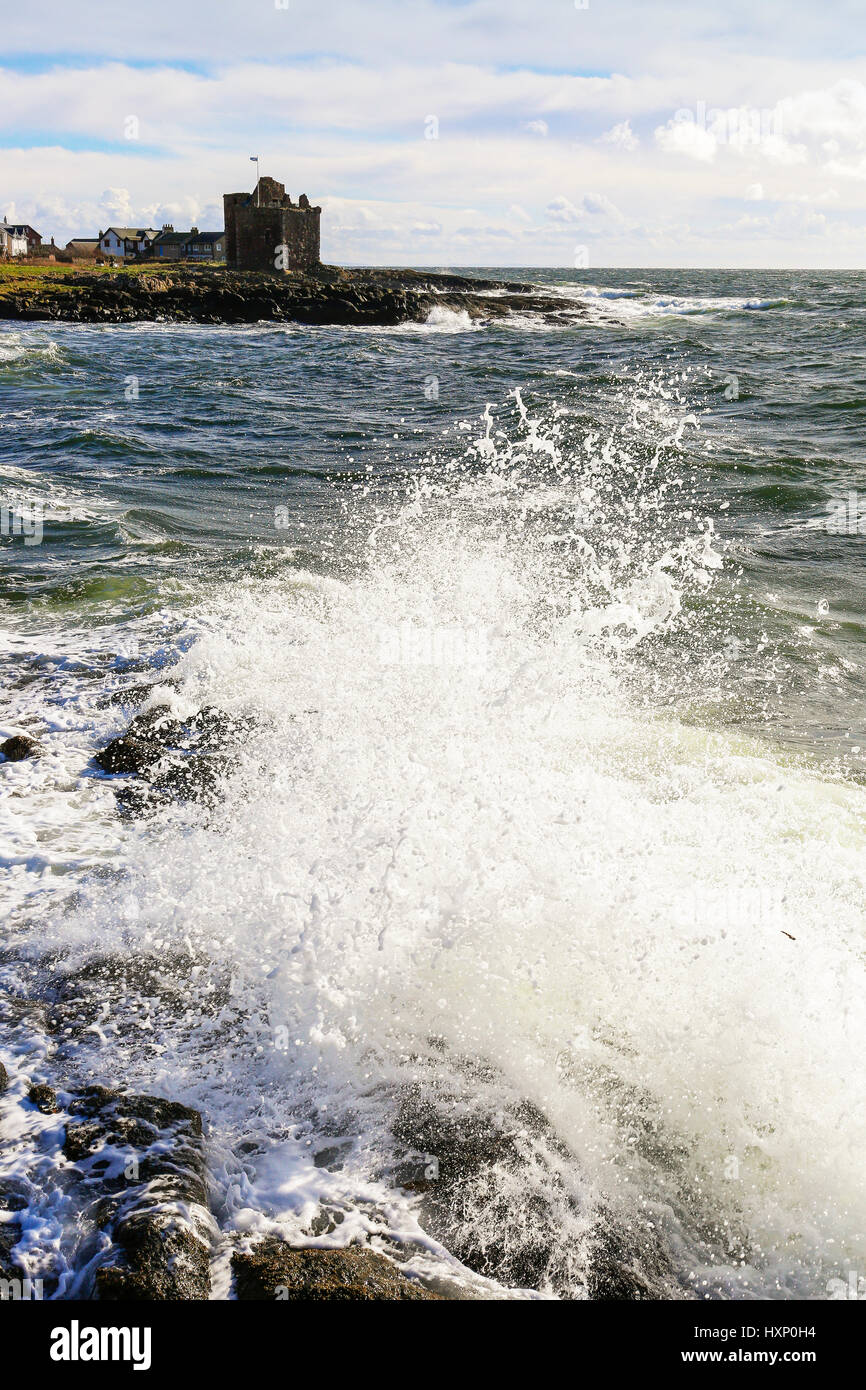 Il castello di Portencross, presso il villaggio di Portencross, Ayrshire in Scozia, sul Firth of Clyde. Foto Stock