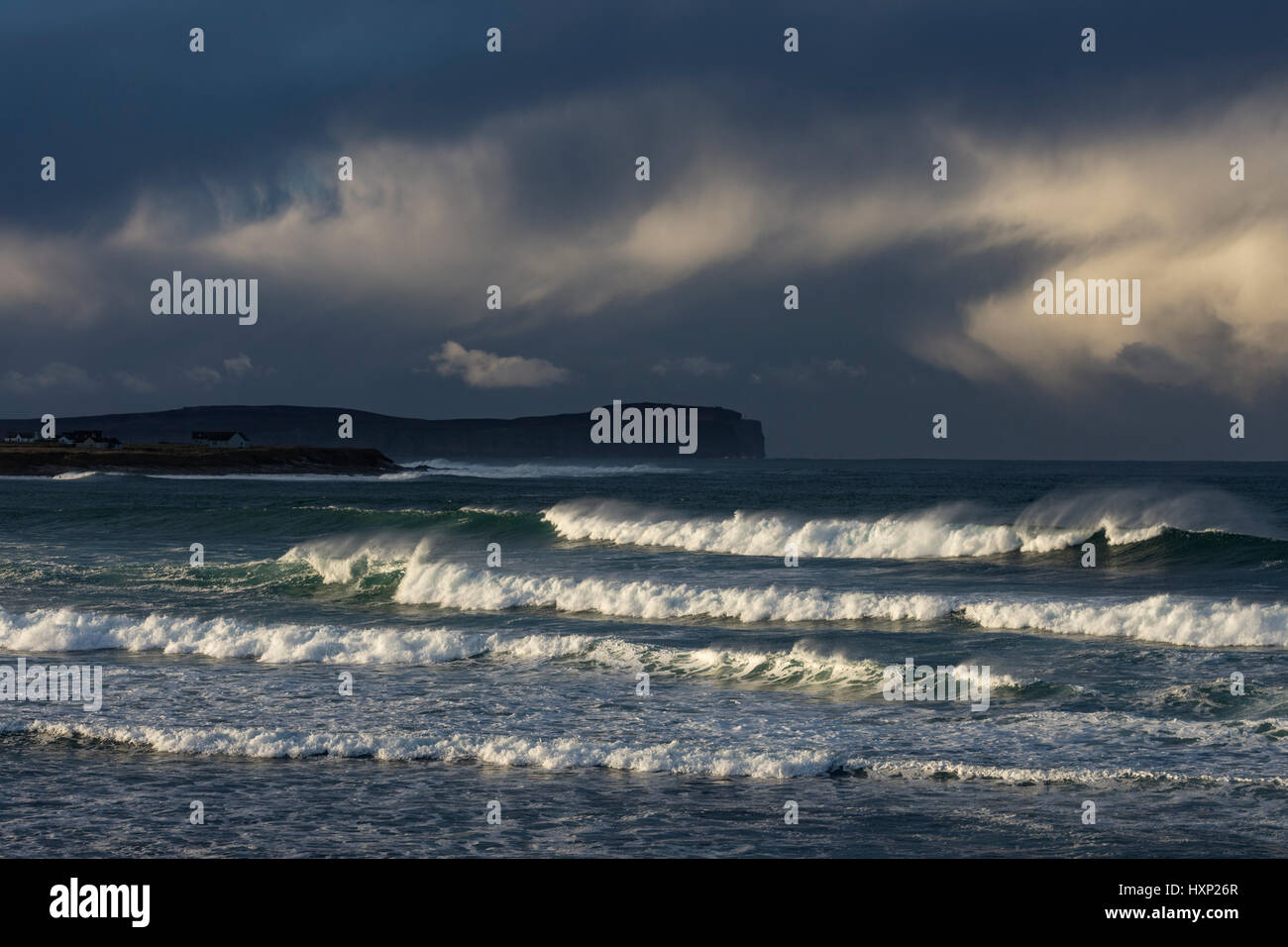 Testa di Dunnet e tempestoso mare nei pressi del villaggio di Mey, Caithness in Scozia, Regno Unito Foto Stock