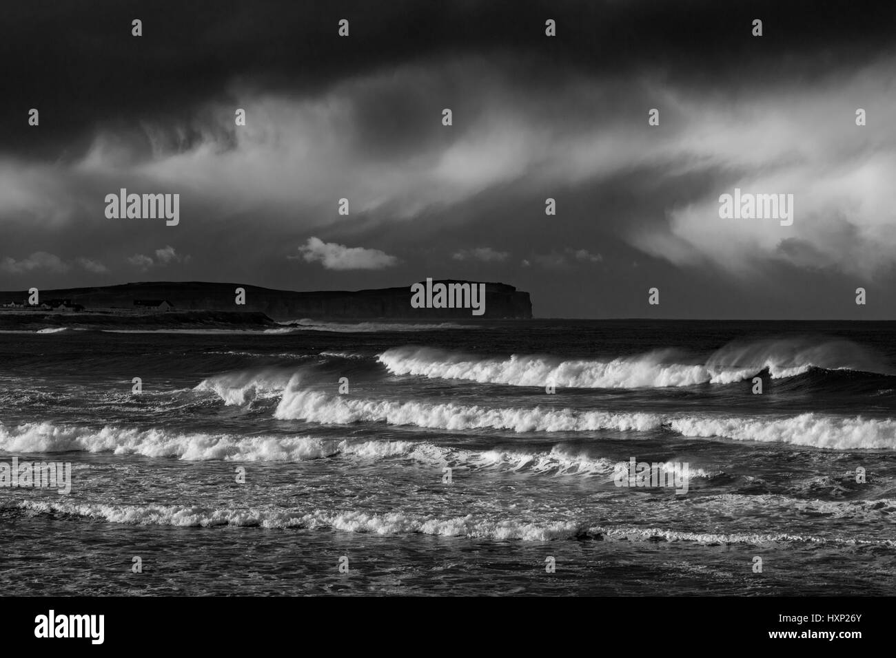 Testa di Dunnet e tempestoso mare nei pressi del villaggio di Mey, Caithness in Scozia, Regno Unito Foto Stock