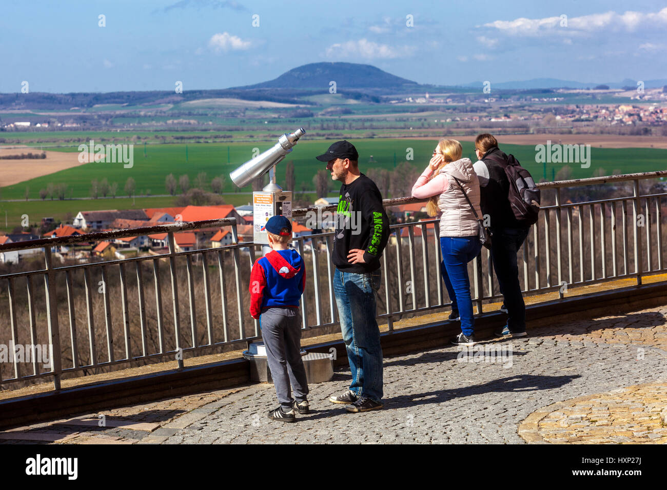 Vista della campagna dalla terrazza sotto il castello di Melnik sullo sfondo mitologia ceca collina RIP, Repubblica Ceca paesaggio Foto Stock