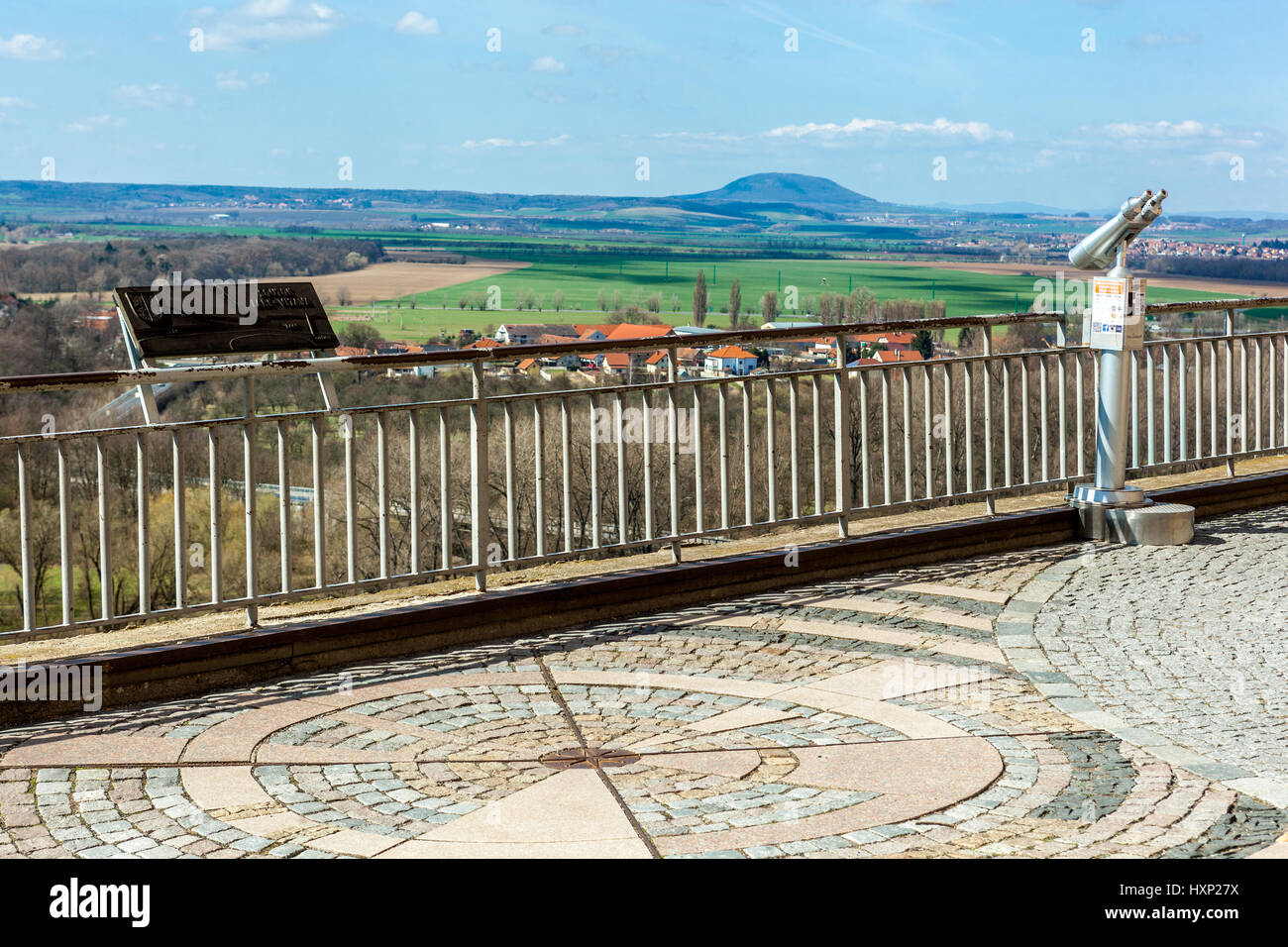 Vista della campagna dalla terrazza sotto il Castello di Melnik in background mythically hill Rip, Repubblica Ceca, Europa Foto Stock