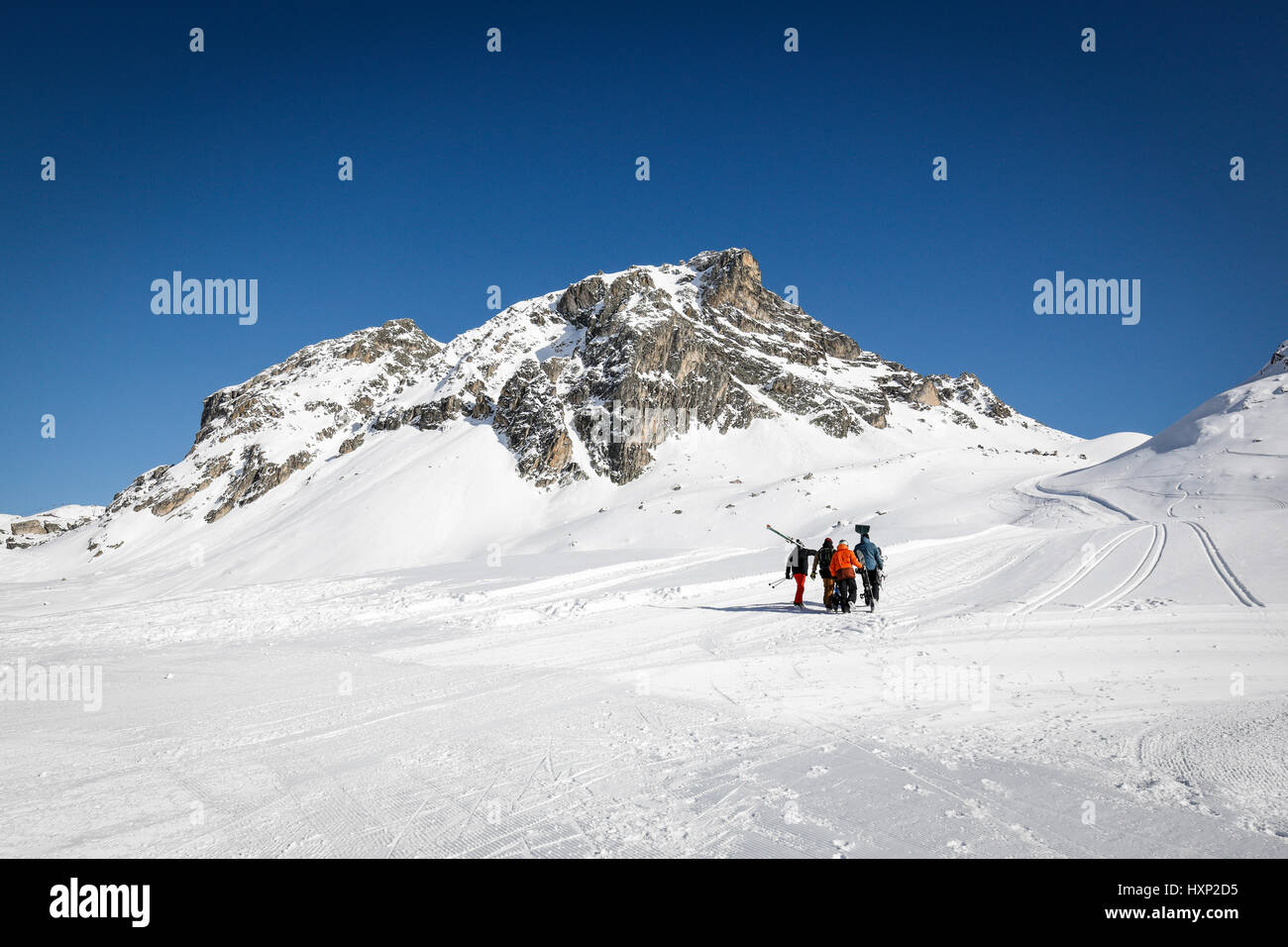 Gli sciatori e gli snowboarder escursionismo fino mountain Foto Stock