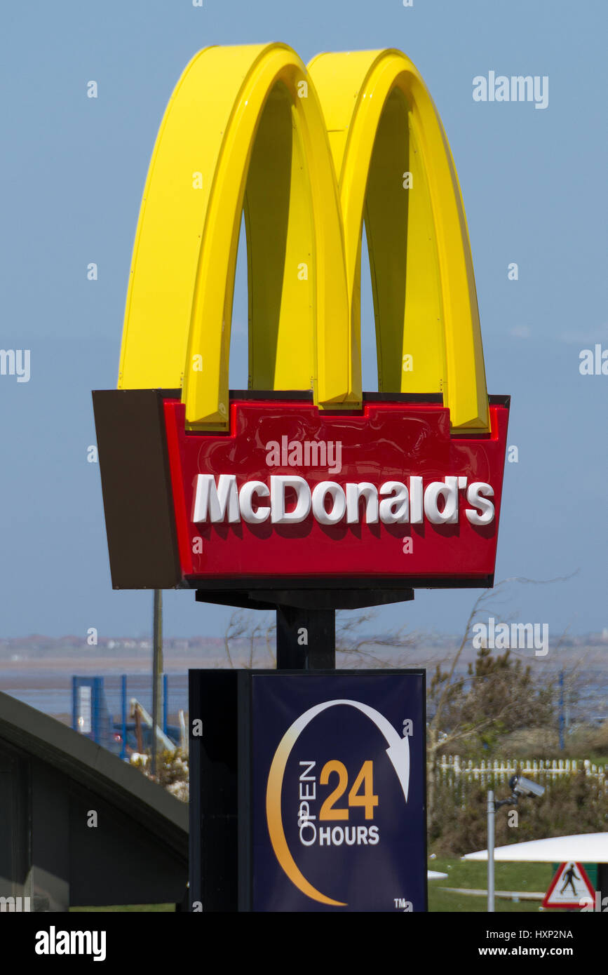 Il Golden Arches logo symbol di McDonald's ristorante fast food chain Foto Stock