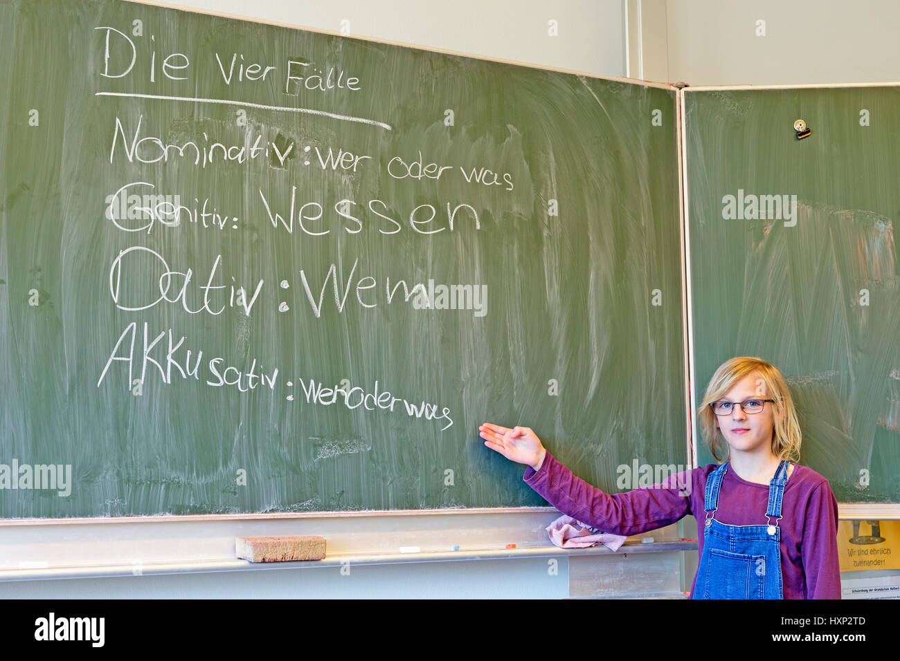 Ragazza facendo grammatica tedesca presso la scuola primaria Foto Stock