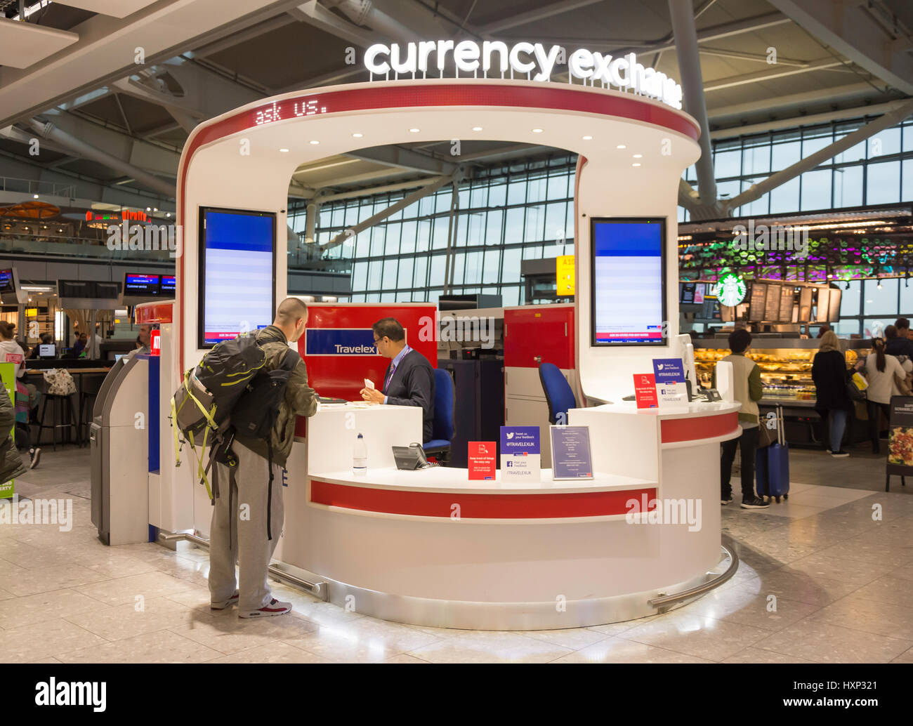 Cambio valuta chiosco in partenza lounge al Terminal 5 di Londra Heathrow Airport. London Borough of Hounslow, Greater London, England, Regno Unito Foto Stock