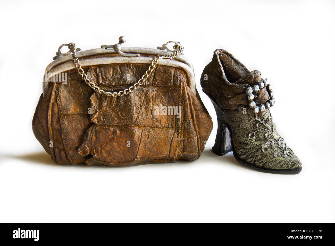 Carino elegante borsa in resina e tacco alto scarpa ancora in vita con sfondo bianco Foto Stock